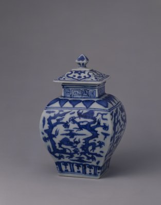 图片[1]-Blue and white cloud dragon pattern square covered pot-China Archive